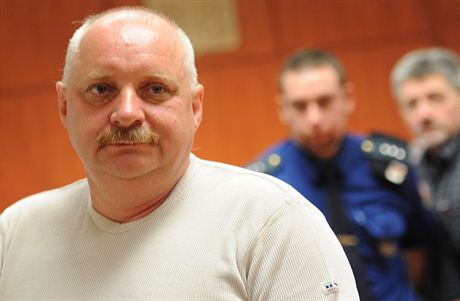 Ped rokem stál litomický podnikatel Jaroslav Papoek u soudu jako pokozený v kauze lupiského gangu, nyní je sám obalovaný v pípadu skupiny zlodj aut.