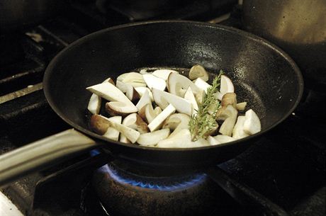 Profesionální kuchai pouívají klasické pánve a nespoléhají na pomalé smaení. Ostatn na to ani nemají as.