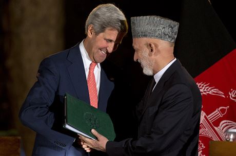 Americký ministr zahraniní se louí s afghánským prezidentem Hamídem Karzáím...