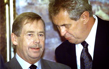 Prezident Václav Havel navtívil jednání vlády, na snímku se k nmu naklání