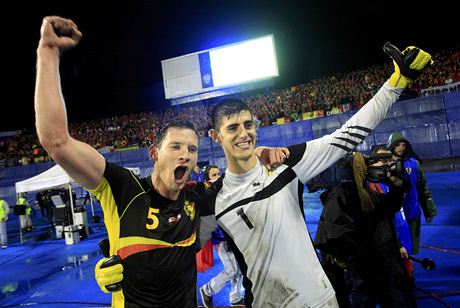 Belgit fotbalist Jan Vertonghen (vlevo) a Thibaut Courtois slav postup na