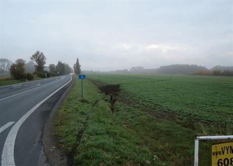 U nedaleké odboky najel na pravou krajnici, kde urazil kovové zábradlí mostku a pes píkop pokraoval dále do pole.