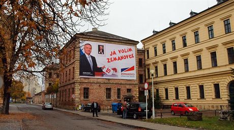 Jeden z obích plakát Zemanovc na stn bývalé vznice v Uherském Hraditi.