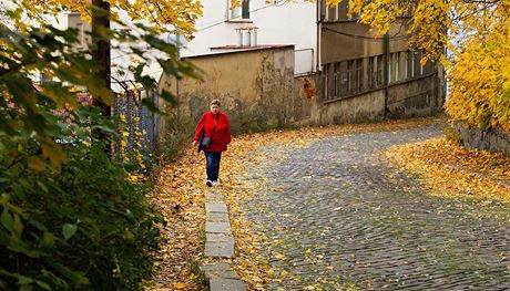  Strmá silnice k libereckému krematoriu a hbitovu je rozbitá, na opravu nemá