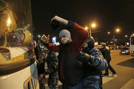 Moskevská policie zatýká úastníky demonstrace u stanice metra "Praská". 
