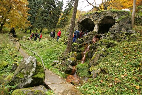 Letos v íjnu v Kyselce po letech opt zauml obnovený Mattoniho vodopád.
