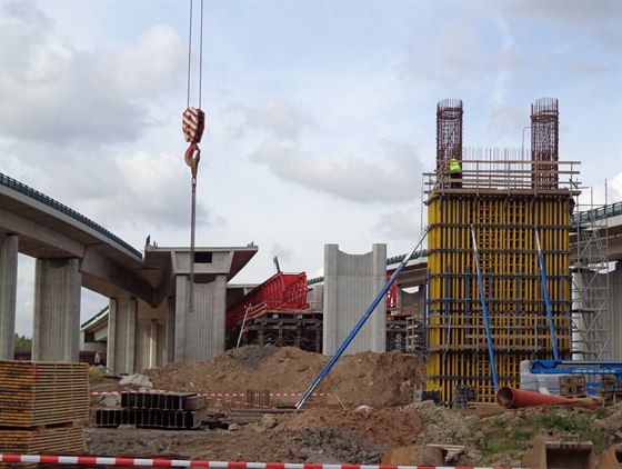 Rychlostní silnice R35 zatím končí stavbou třetího patra křižovatky u Opatovic nad Labem.
