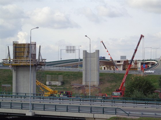 Z plánované výstavby R35 stavbai zatím pracují pouze na stavb tetího patra kiovatky v Opatovicích nad Labem.