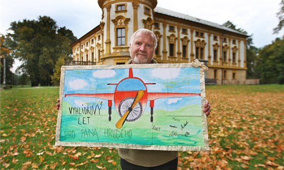 Výtvarník a pedagog Jaroslav Hrubý ukazuje unikátní dárkový poukaz, který k...