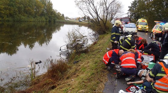 U Tachova sjelo osobní auto do rybníka. idi nehodu nepeil, spolucestující...