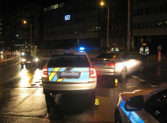 Jedenaticetiletý idi ujídl v Praze 4 ve svém BMW policistm a pak do nich
