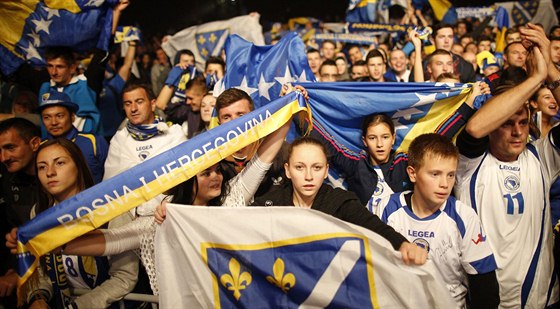 Fanouci Bosny a Hercegoviny v centru Sarajeva oslavují postup fotbalist na...