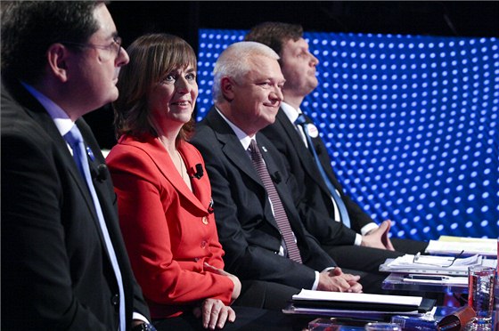 Snímek z předvolební debaty na ČT24, v níž se v úterý 8. října 2013 utkali