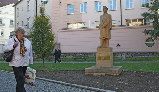 Poškozená socha T. G. Masaryka před jihlavským gymnáziem.