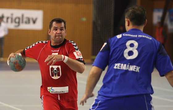 Michal Hradil (s míem) v utkání proti Hranicím