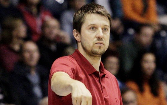 Trenér Dušan Bohunický řídí hru basketbalistů Pardubic. 