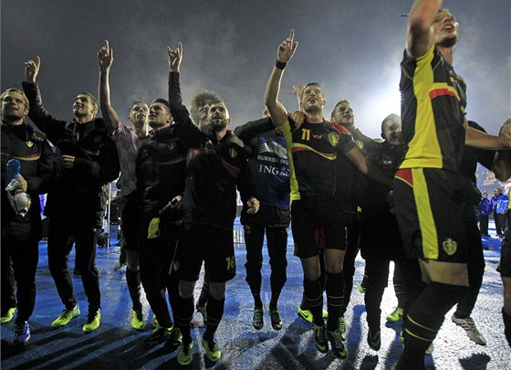 Belgití fotbalisté slaví postup na mistrovství svta 2014.