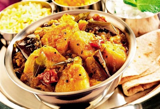 Bramborové curry s lilkem
