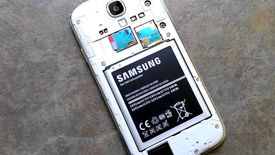 Galaxy S4 trápí vadné akumulátory. Samsung nabízí bezplatnou výměnu -  iDNES.cz