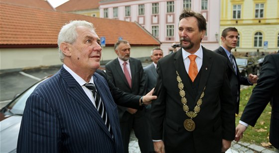 Píbramský starosta Pavel Pikrt (vpravo) s prezidentem Miloem Zemanem