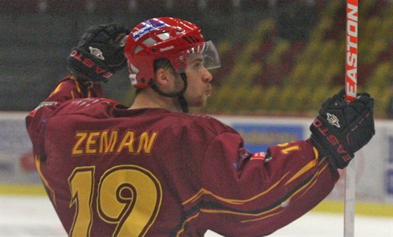 Jihlavský hokejista Adam Zeman se raduje z gólu.
