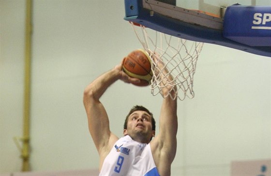 POD ZNÁMÝM KOEM. Reprezentant Kamil vrdlík si vyzkouel pl roku basketbal ve druhé lize v Turecku a zase se vrátil do Prostjova.