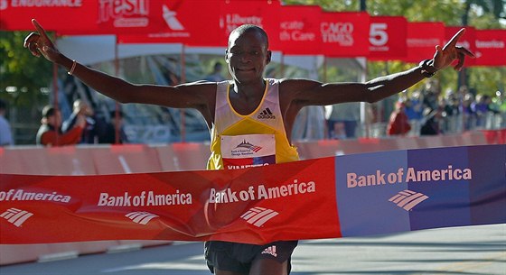 Dennis Kimetto se stává vítzem Chicagského maratonu.