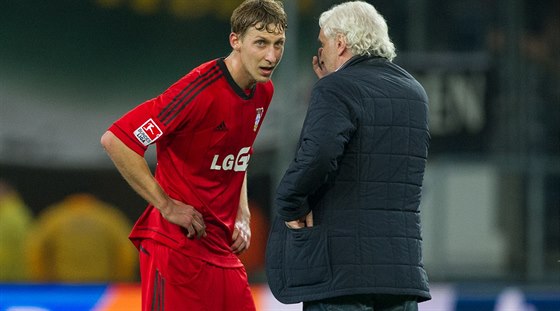 DEBATA. Stefan Kiessling z Leverkusenu (vlevo), jen dostal mí skrz boní sí...