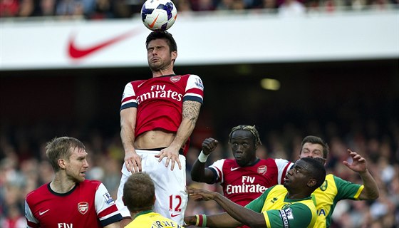 RUCE U TLA A STELECKÝ POKUS. Olivier Giroud z Arsenalu (s míem) neúspn...