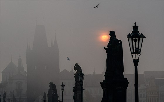 Vystihnte atmosfru mlhy. Praha, Karlv most