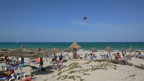 Patnáctikilometrová písitá plá. Kdo se nebojí, me vyzkouet parasailing...