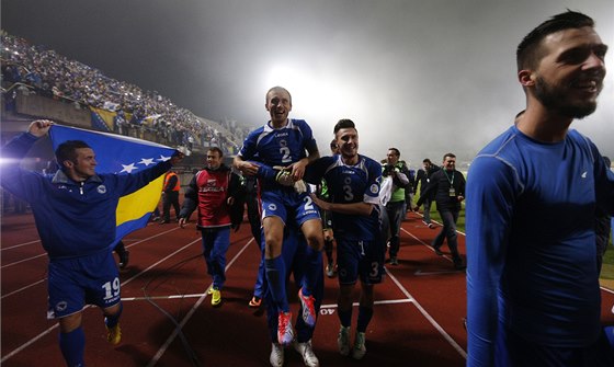 HISTORICKÁ CHVÍLE. Fotbalisté Bosny a Hercegoviny oslavují postup na světový