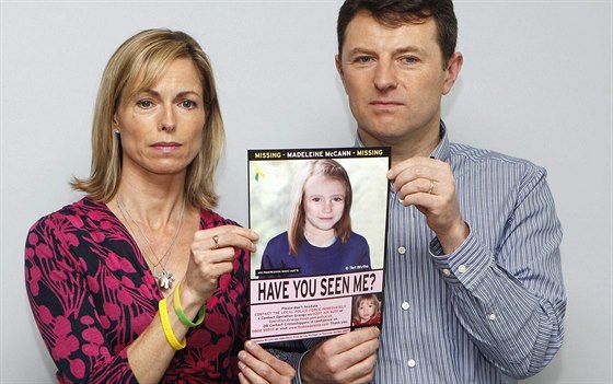 Kate a Gerry McCannovi s poítaem vytvoenou podobiznou jejich zmizelé dcery...