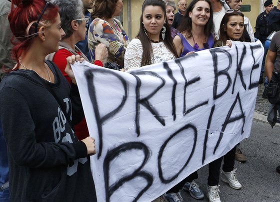 Vrah Priebke, hlásá transparent protestujících v ím. (15. íjna 2013)