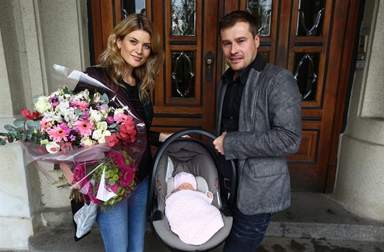 Iveta Vítová s manželem Jaroslavem při odchodu z porodnice ukázali dceru Anetu...