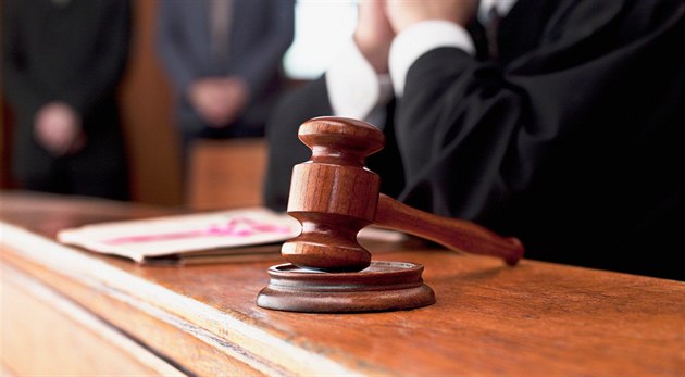 Policisté navrhli obžalovat soudce ze sexuálního nátlaku na nezletilou