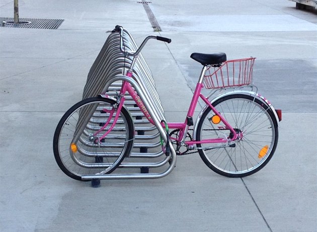 V metropoli se objeví růžová jízdní kola.