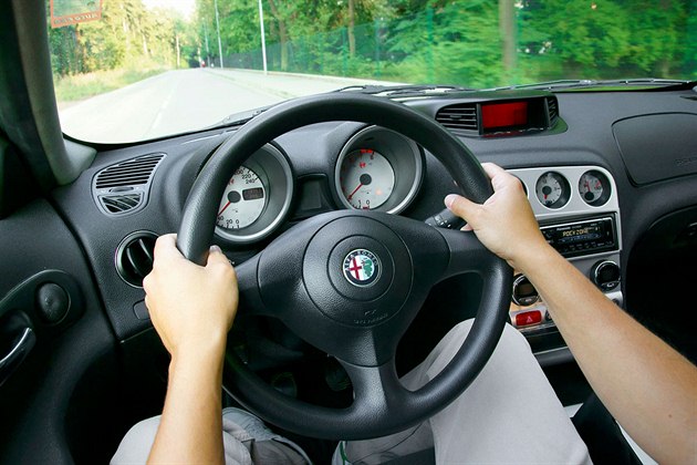 Alfa Romeo 156: na vilnou Italku si dávejte velký pozor - iDNES.cz