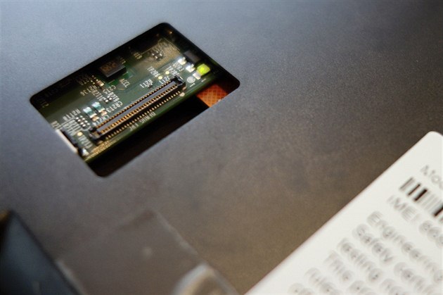 Pohled do útrob referen�ního tabletu Intel s �ipem Atom (Bay Trail)