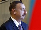 Ázerbájdánský prezident Ilham Alijev ve volební místnosti v Baku (9. íjna...