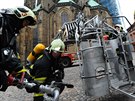 Pratí hasii v rámci cviení zasahují u poáru ve Svatovítské katedrále...