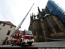 Pratí hasii v rámci cviení zasahují u poáru ve Svatovítské katedrále...