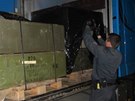V kamionu eského dopravce celníci objevili devné krabice s 320 kusy samopal