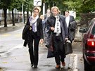 Aktéři kauzy MUS přicházejí se svými právníky k soudu ve švýcarské Bellinzoně.
