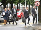 Aktéi kauzy MUS picházejí se svými právníky k soudu ve výcarské Bellinzon.
