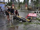 Lidé v Indii odklízejí následky cyklonu Phailin.