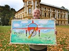 Výtvarník a pedagog Jaroslav Hrubý ukazuje unikátní dárkový poukaz, který k...