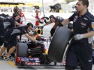 VÝMNA PNEUMATIK. Mark Webber s vozem Red Bull v boxech bhem kvalifikace Velké