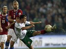 Bulharský fotbalista Emil Gargorov (vpravo) stílí na bránu eska v kvalifikaci...
