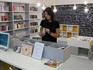 Interiér poboky knihovny na Horním Kosov zdobí krom bílých regál s knihami...